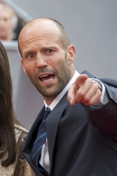 Borítókép: Ilyen az, amikor Jason Stathamet lepofozzák a székről! Megavicces videó!