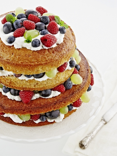 Borítókép: Erdei gyümölcsös, sajtkrémes torta tönkölylisztből