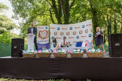 Borítókép: 5 millió forint értékű termékadomány családjuktól külön élő, rászoruló gyerekeknek